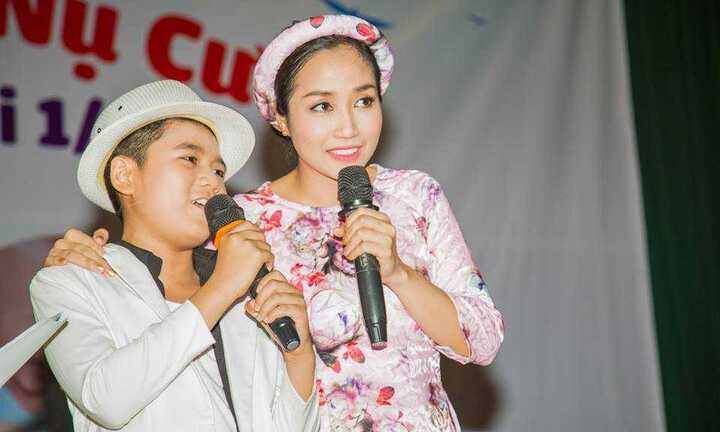 Ốc Thanh Vân vui Tết thiếu nhi cùng bệnh nhi ung thư