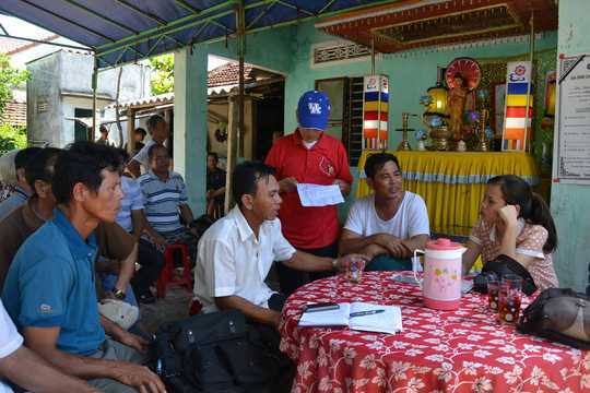 Thân nhân mang thi thể bé trai bị điện giật đặt trước nhà hàng