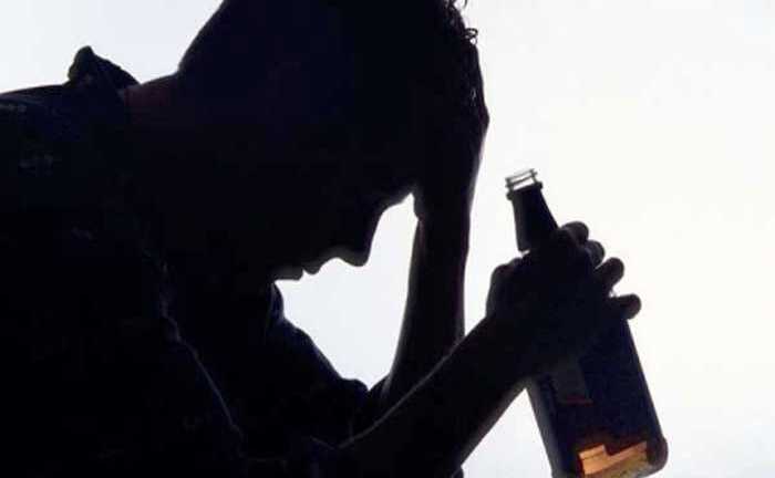 Uống nửa lít rượu cao mèo, quý ông nhìn nhện hóa rắn