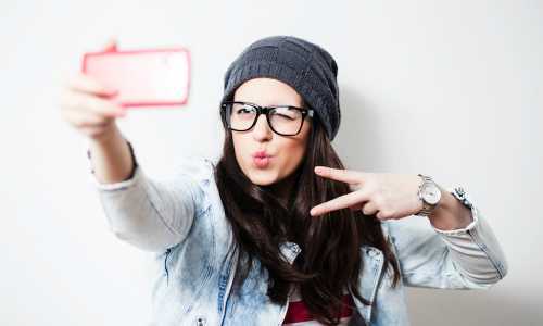 Bất ngờ sở thích 'chụp ảnh tự sướng' gây bệnh xương khớp