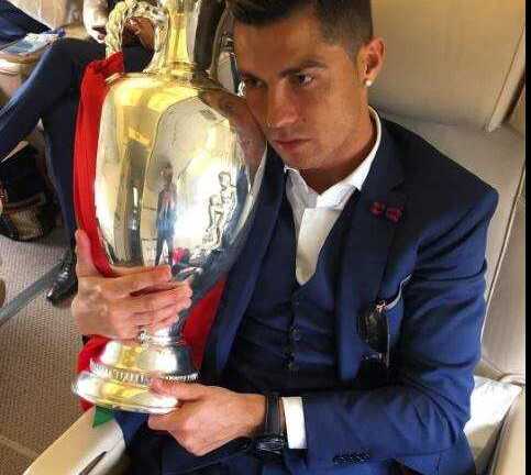 Ronaldo ôm chặt cup vô địch trên máy bay