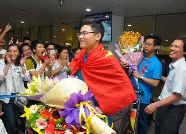 Đoàn học sinh Olympic Toán rạng rỡ khi về đến Việt Nam