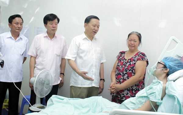 Bộ trưởng Công an động viên nữ chiến sỹ 'từ chối trị ung thư để sinh con'