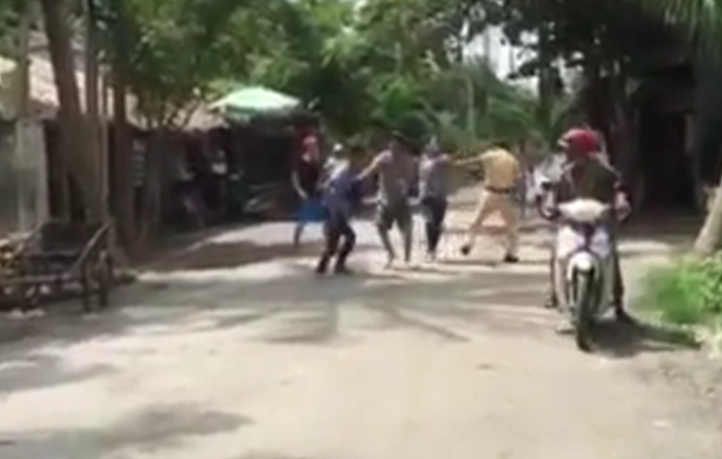 Say rượu lái xe còn đạp đổ môtô tuần tra, vây đánh CSGT