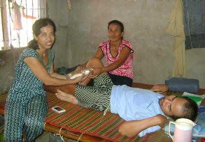 Không có tiền phẫu thuật, người đàn ông phải đeo ống dẫn tiểu suốt ngày