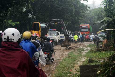 Đã cứu hộ được du khách mắc kẹt trên đường lên Sa Pa