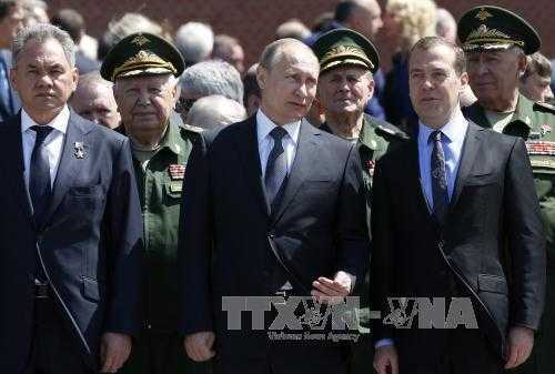 Hàng trăm nghìn người yêu cầu Thủ tướng Nga từ chức