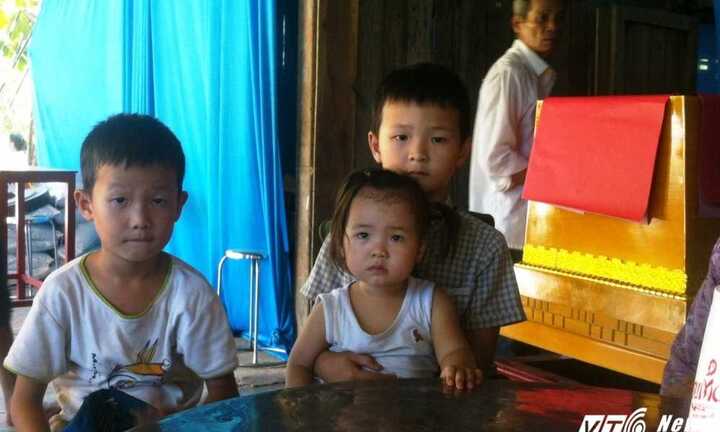 Nữ bệnh nhân chết bất thường ở bệnh viện: Chết lặng nhìn 3 con thơ ngơ ngác bên quan tài mẹ