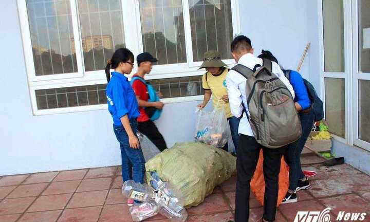 Nhặt ve chai kiếm tiền cứu bạn 'ngàn cân treo sợi tóc' vì bệnh hiểm nghèo