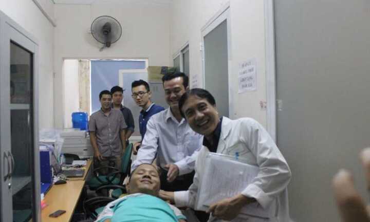 Chàng trai liệt toàn thân tình nguyện hiến đầu để được sống trên cơ thể người khác