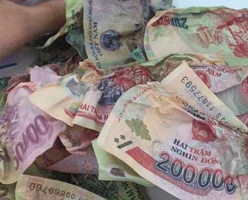 Dở khóc dở cười nhìn 30 triệu đồng co rúm vì con gái lấy máy sấy khô