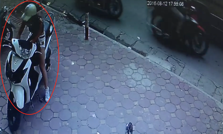 'Hotgirl' chân dài bẻ khoá, trộm xe SH trong nháy mắt