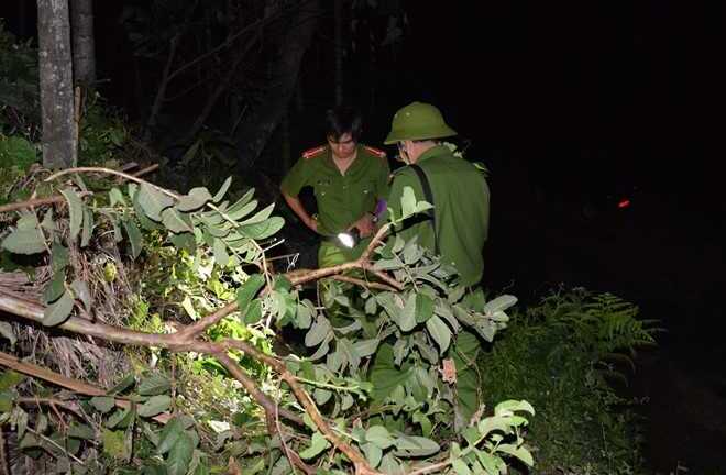 Nghịch tử chém mẹ, truy sát hàng xóm can ngăn