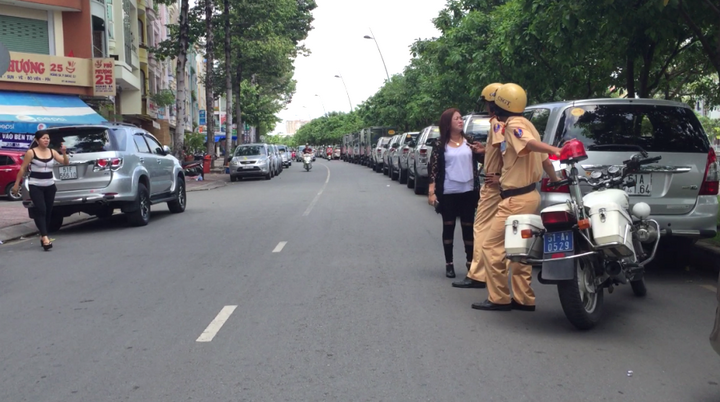 Hàng dài ô tô 'chiếm đường' chờ cúng cô hồn giữa Sài Gòn