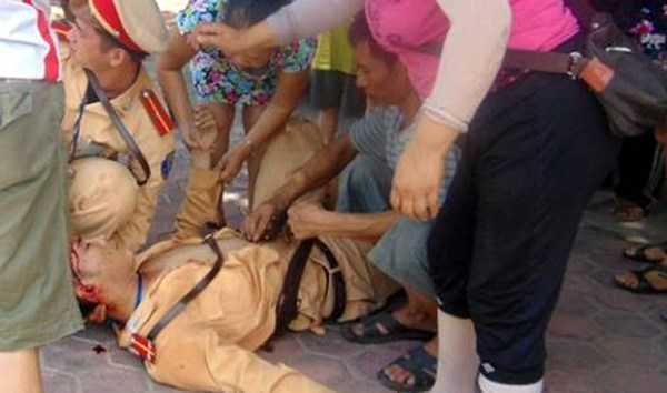 Chạy chốt 141, nam thanh niên tông CSGT văng lên không trung