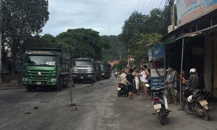 Dân chặn 150 xe tải gây ô nhiễm, gây tắc đường nhiều giờ đồng hồ