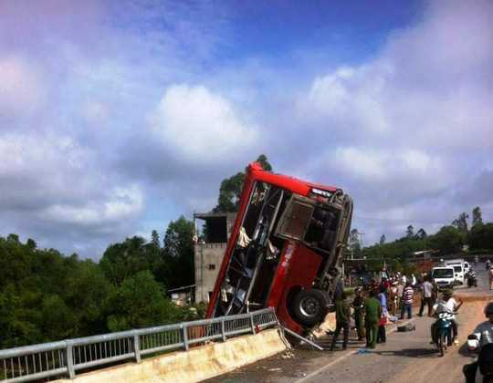 Xe khách lao qua lan can cầu, lơ lửng giữa không trung