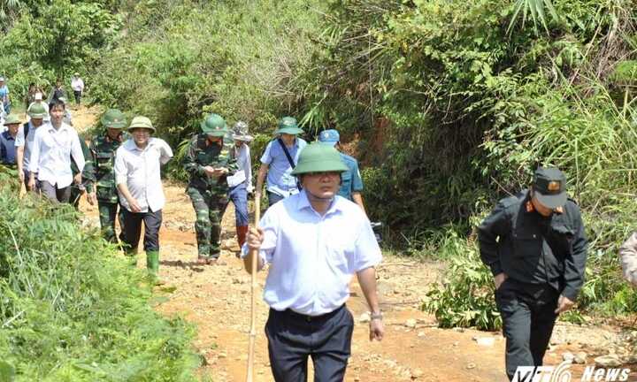 Để vào hiện trường sạt lở bãi vàng thảm khốc, phải đi hơn 10km lầy lội