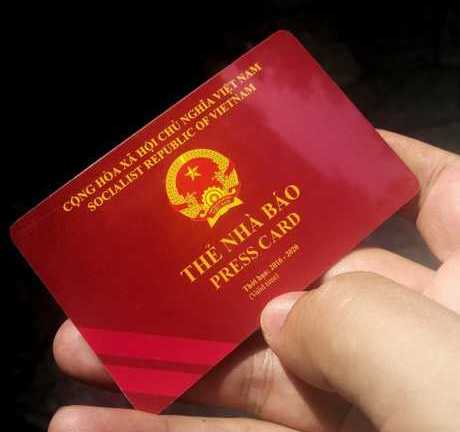 Thu thẻ 2 nhà báo 'ép' người vi phạm xây dựng mua quảng cáo