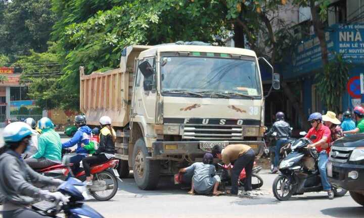 Bị xe tải 'nuốt' vào gầm, 2 nữ sinh thoát chết thần kỳ