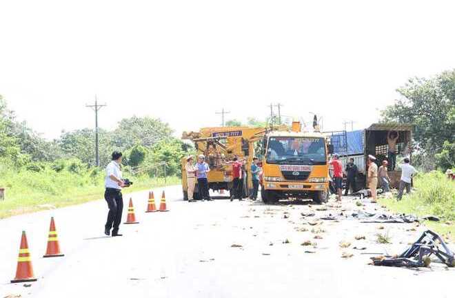 Hãi hùng xe tải lật ngang, đè bẹp 2 người đi xe máy