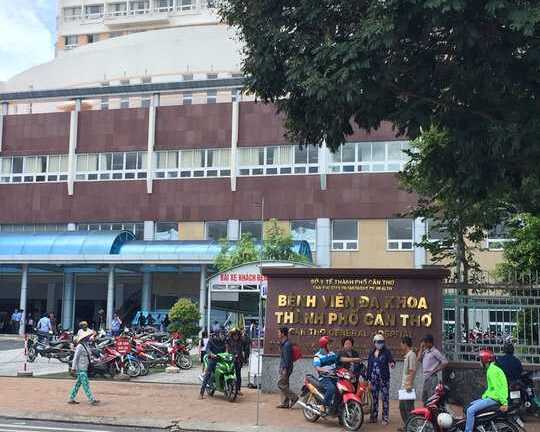 Bệnh nhân HIV cầm kéo rượt bác sỹ, đại náo phòng cấp cứu