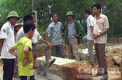 Cổng trường mầm non đổ sập đè chết nữ công nhân