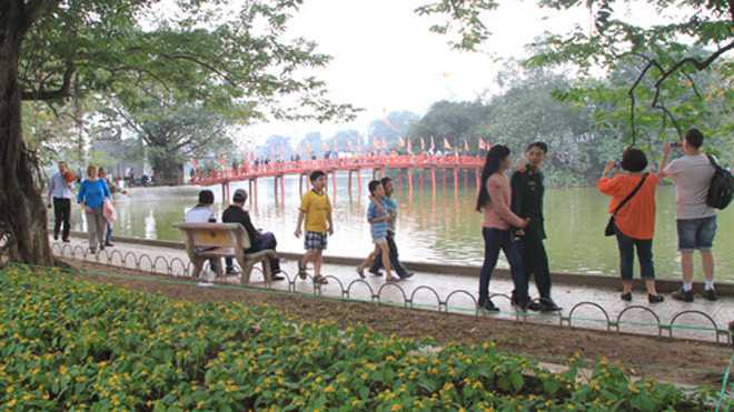 Cảnh sát hình sự hoá trang trên phố đi bộ chống móc túi