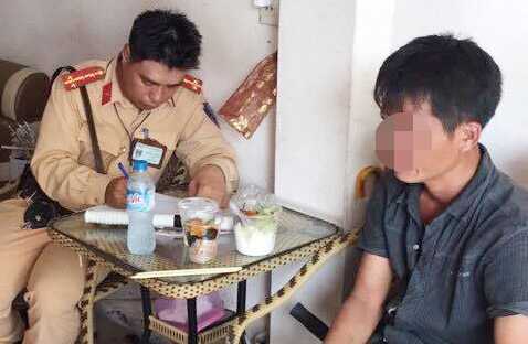 Bị chủ mỏ vàng đối xử như nô lệ, phu vàng bỏ trốn, kiệt sức ngất lịm giữa đường