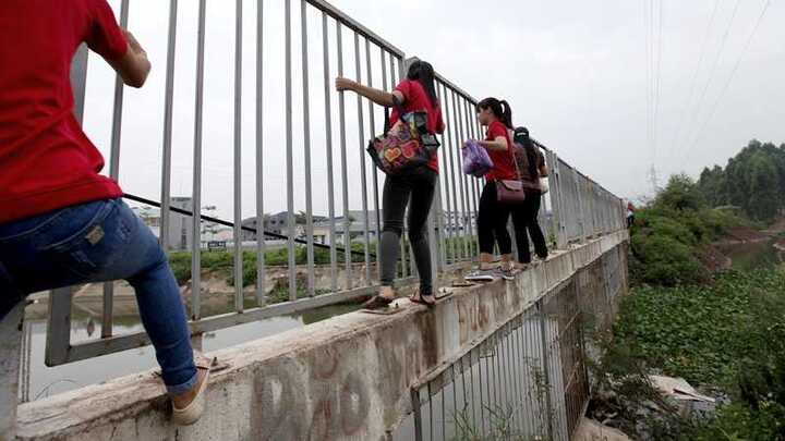 Ảnh: Thót tim cảnh nữ công nhân leo rào, băng qua cao tốc