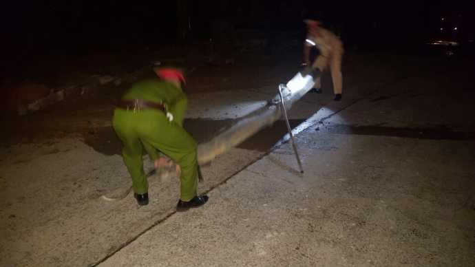 CSGT phá cửa cứu tài xế xe tải gặp nạn trên đoạn đèo vắng