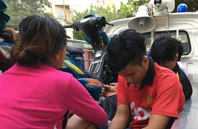 Ăn nhậu ở khu vực cấm còn vác gậy đánh cán bộ trật tự