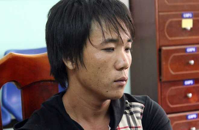 Bị nhắc nhở, nam thanh niên vác mã tấu chém công an giữa phố