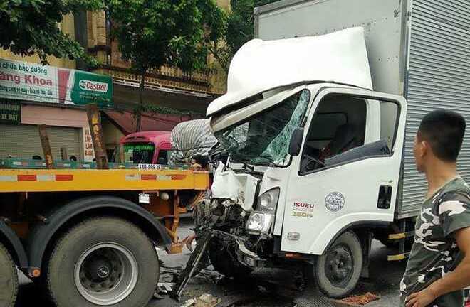 Bị tố gây tai nạn liên hoàn, người đi xe máy cắt tay tự sát
