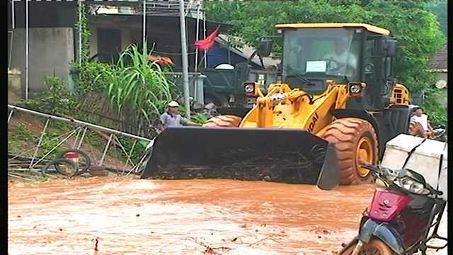 Bùn đỏ ngập quốc lộ, tràn vào nhà dân ở Nghệ An