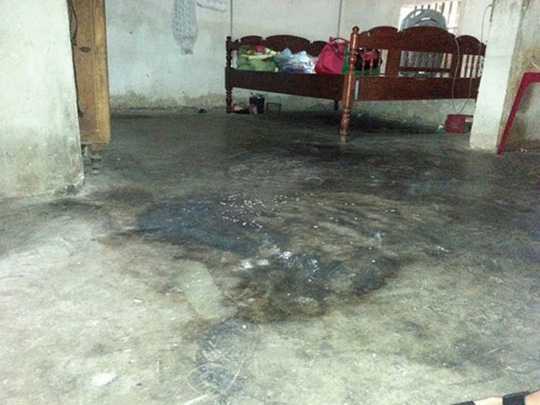 Rút xăng xe máy đốt nhà bạn để trả thù