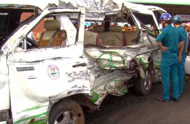 Xe khách biến dạng sau cú đâm của xe tải, hành khách kêu gào thảm thiết