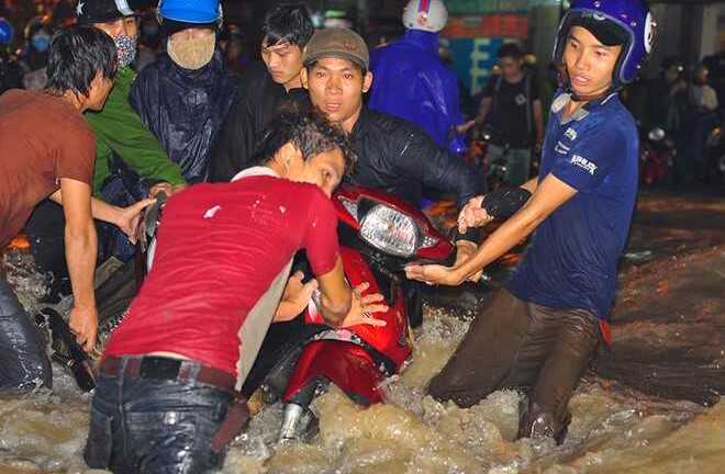 Nước ngập sâu sau mưa lớn, người đi đường ngã dúi dụi