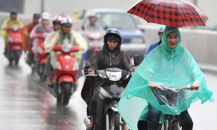 Cả nước mưa dông, biển động, sóng cao 2,5 mét