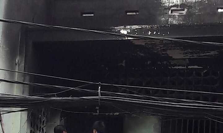 Tạt xăng đốt vợ 'hờ', phòng trọ chìm trong biển lửa