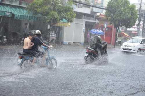 Vì sao Sài Gòn mưa lớn bất thường dù đã bước sang mùa khô?