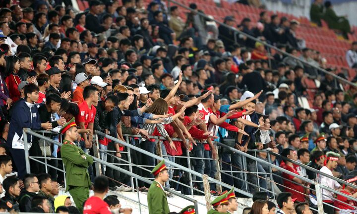 CLB Hải Phòng bị phạt vì để CĐV xúc phạm trọng tài