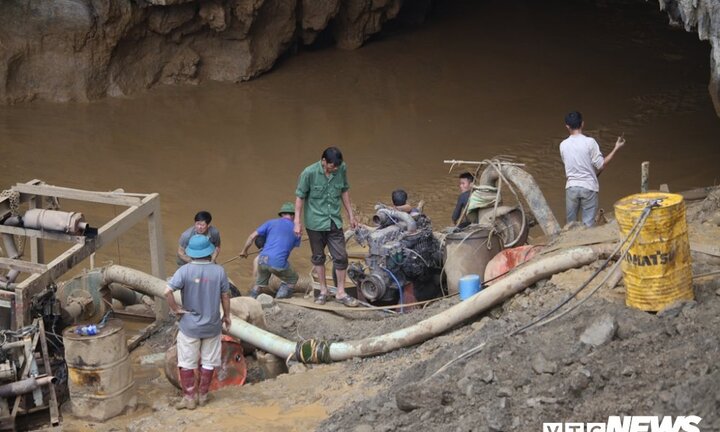 Dự kiến rạng sáng mai tiếp cận 2 người đào vàng kẹt trong hang