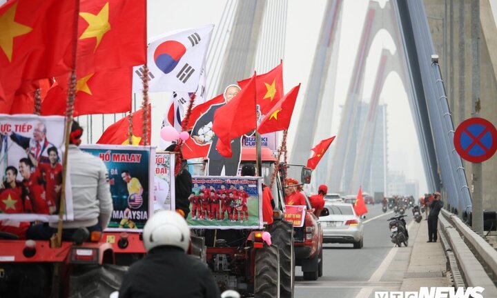 Ảnh: CĐV Hà Nội lái dàn máy cày cực chất chở 'bầu Đức, HLV Park Hang Seo' đi cổ vũ ĐT Việt Nam