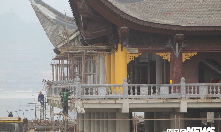 Ảnh: Hàng nghìn công nhân làm việc xuyên đêm tại ngôi chùa lớn nhất thế giới ở Hà Nam
