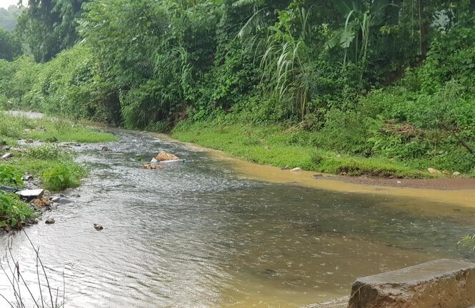 Truy tìm thủ phạm đổ trộm dầu thải khiến nước sạch sông Đà có mùi khét nồng nặc