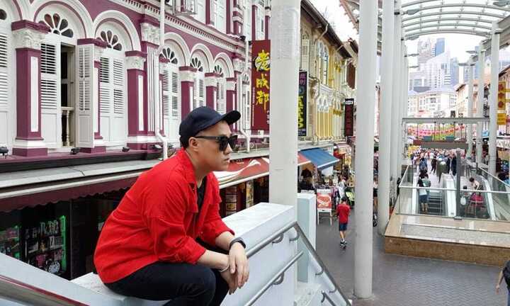 'Thánh mưa' Trung Quân đưa khán giả đi du lịch Singapore 'trong vòng 4 phút'