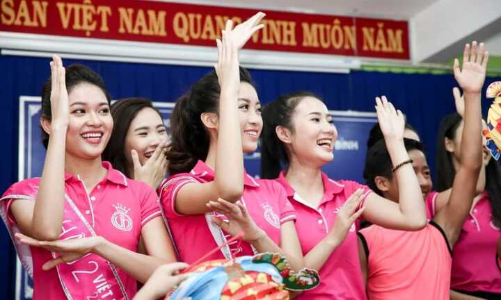 Hoa hậu Đỗ Mỹ Linh đón trung thu sớm cùng trẻ em mồ côi