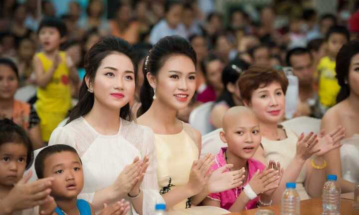 Hoa hậu Mỹ Linh, á hậu Thanh Tú, người đẹp Ngọc Vân vui trung thu cùng bệnh nhân nhí