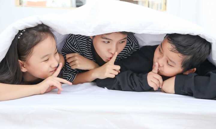 Sau ồn ào loại thí sinh vì 'quá tài năng', Vũ Cát Tường thân thiết bên 2 trò cưng